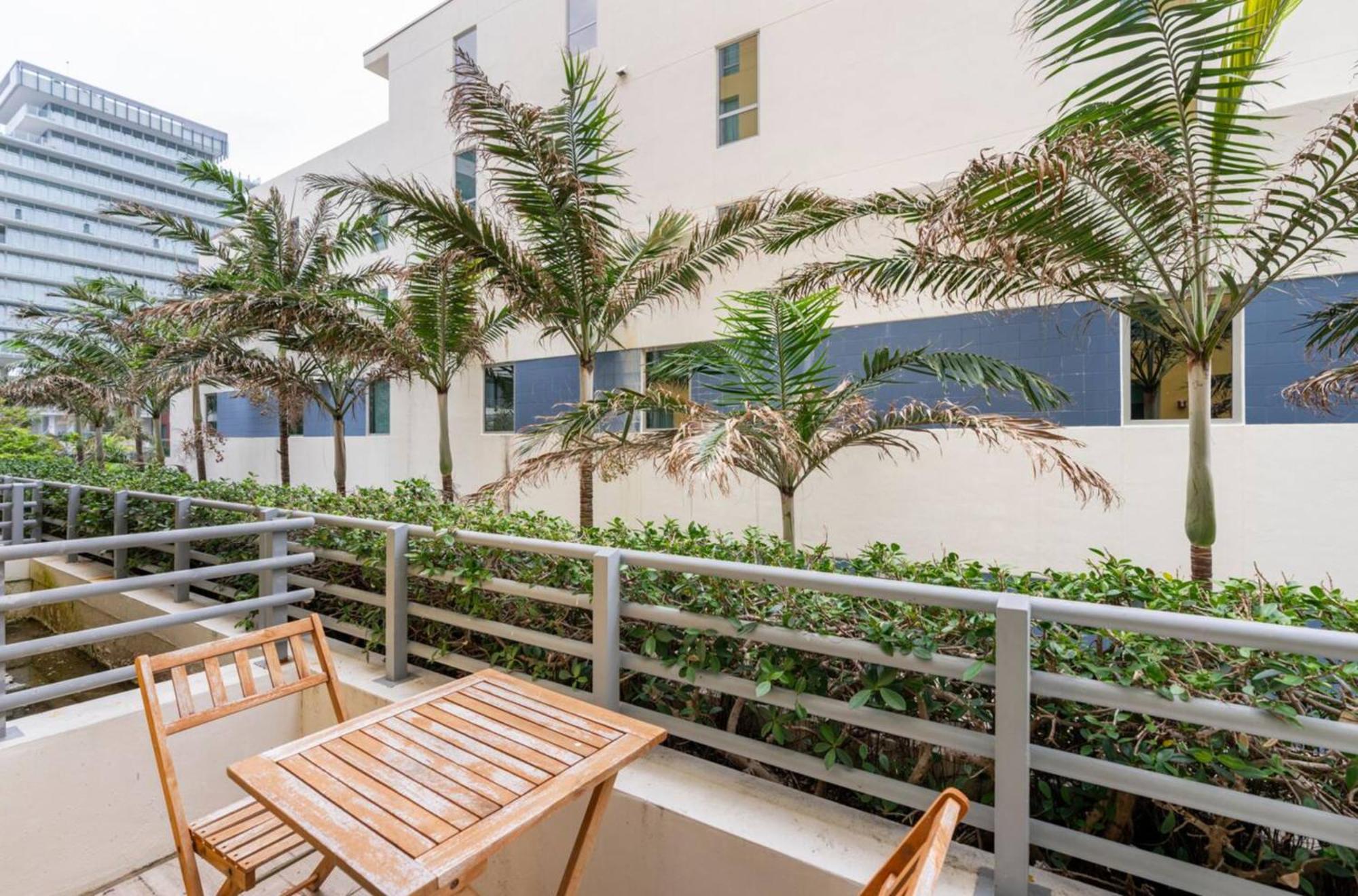 Beachfront Bentley Hotel One Bedroom Suite With Balcony And Beach Access 마이애미 비치 외부 사진